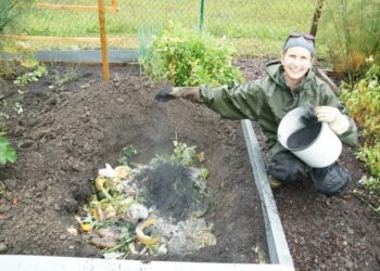 I mestieri di una volta che possono salvare il pianeta: il carbonaio e il contadino