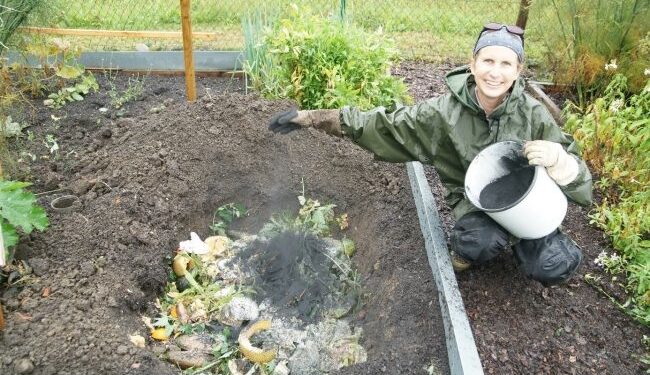 I mestieri di una volta che possono salvare il pianeta: il carbonaio e il contadino