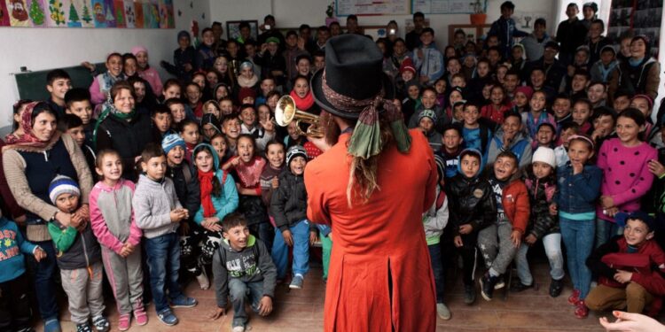 Far giocare i bambini può battere la pandemia anche per gli adulti