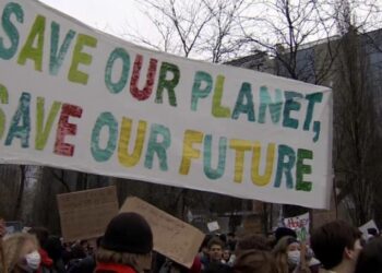 Teatrini della politica sulla pelle della gente e del pianeta