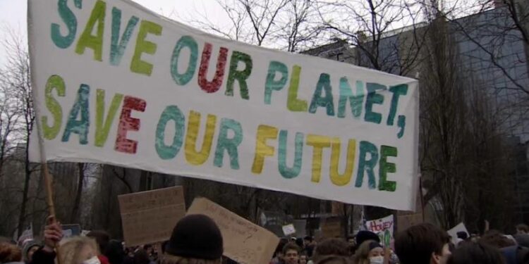 Teatrini della politica sulla pelle della gente e del pianeta