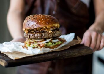 Quanto ci costa l’insostenibilità di un hamburger