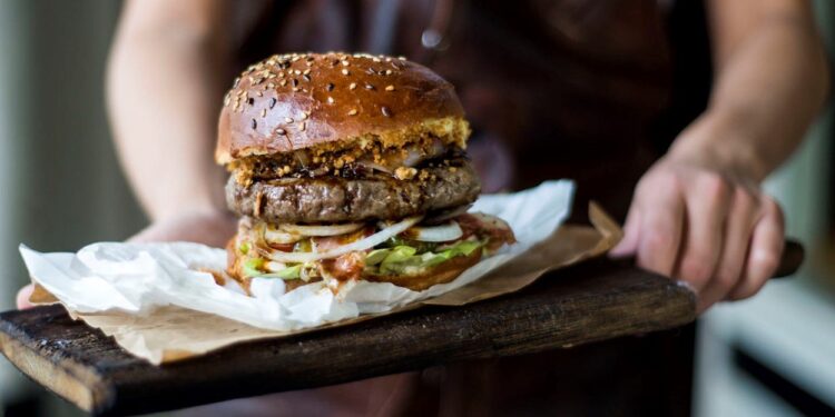 Quanto ci costa l’insostenibilità di un hamburger