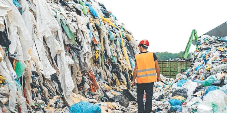 Vestiti nell’economia circolare: affitta i tuoi jeans e guadagna 5 sterline restituendo una maglietta già indossata